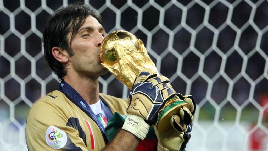 Buffon alzando el trofeo de la Copa del Mundo