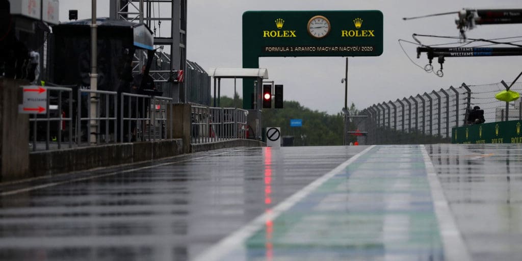 El pit lane se matuvo empapado durante los libres 2.