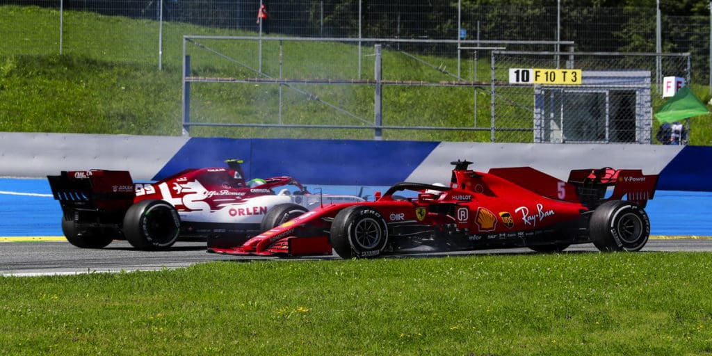 Sebastian Vettel superando por Antonio Giovinazzi al trompear.