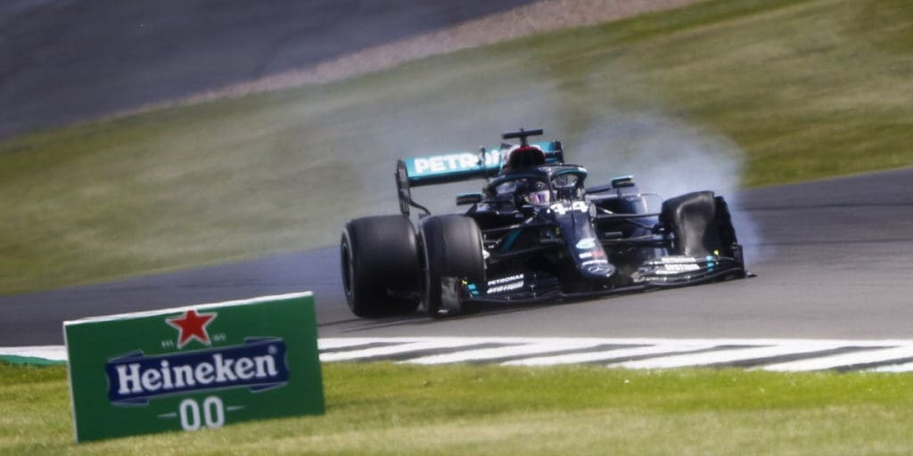 A pesar de bajar el ritmo de carrera luego que Bottas sufriera su pinchazo, la rueda delantera izquierda del W11 de Hamilton dijo "no mas".