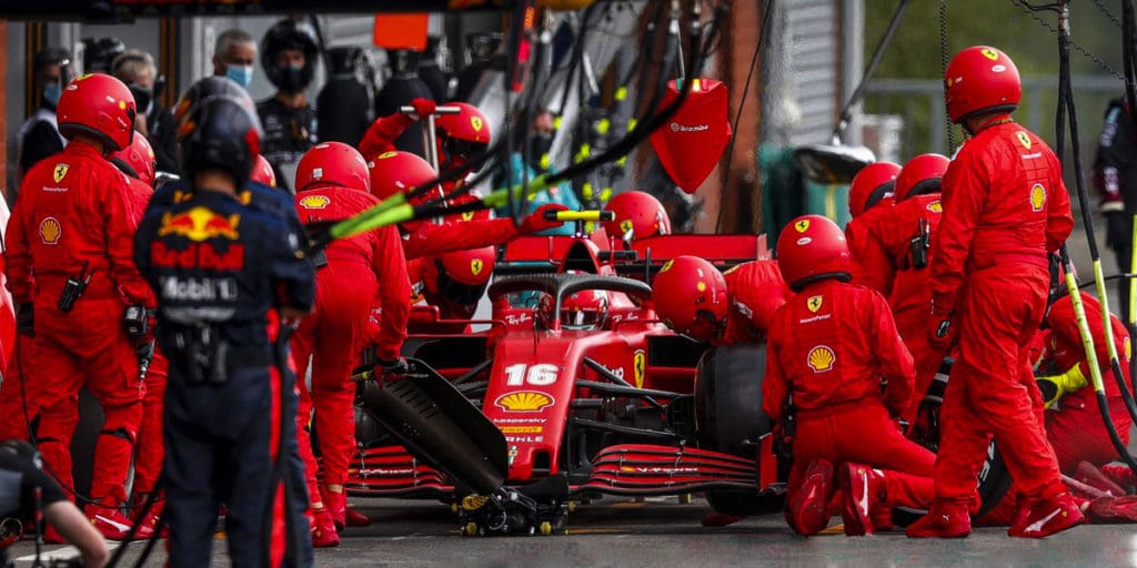 El monegasco sufrió de una larga parada en los pits debido a un problema en una rueda.