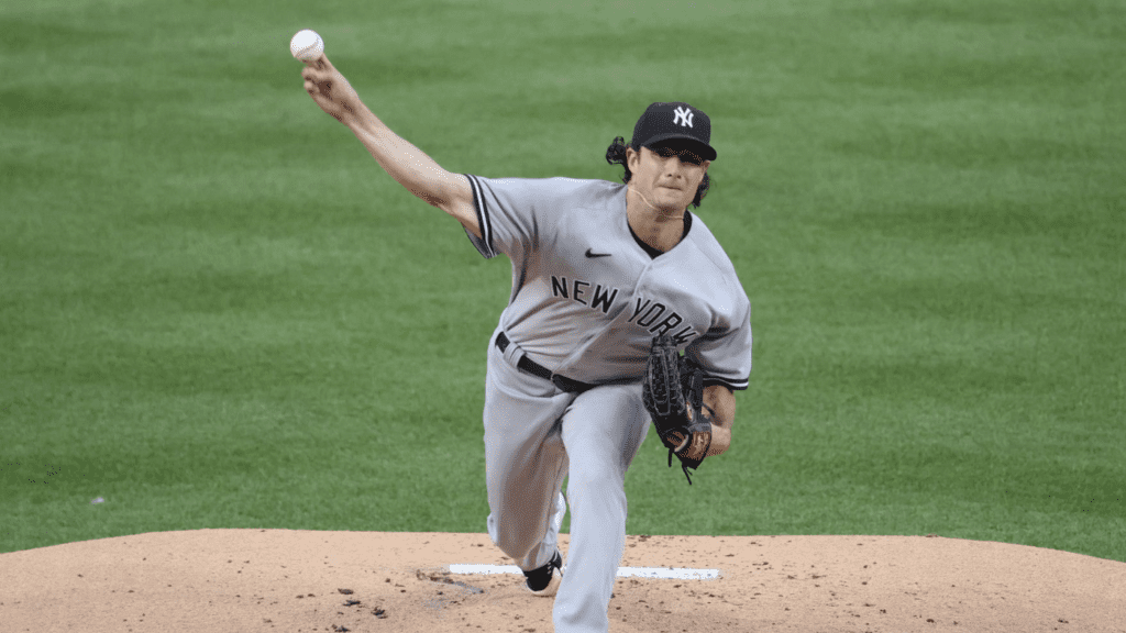 Gerrit Cole con el jersey de los Yankees.