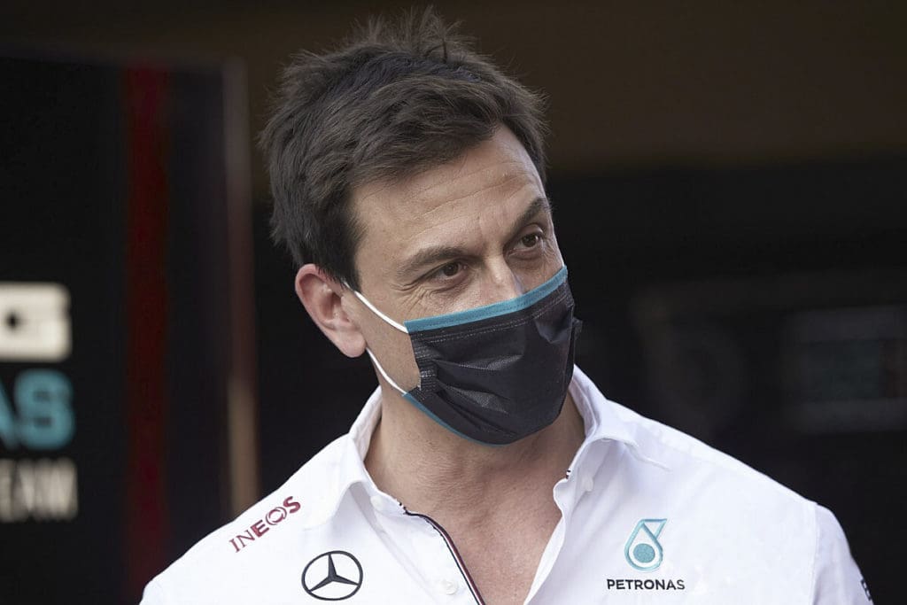 Toto Wolff dice que su larga trayectoria como jefe de la escudería Mercedes le está "pasando factura", pero que seguirá con el equipo la próxima temporada.