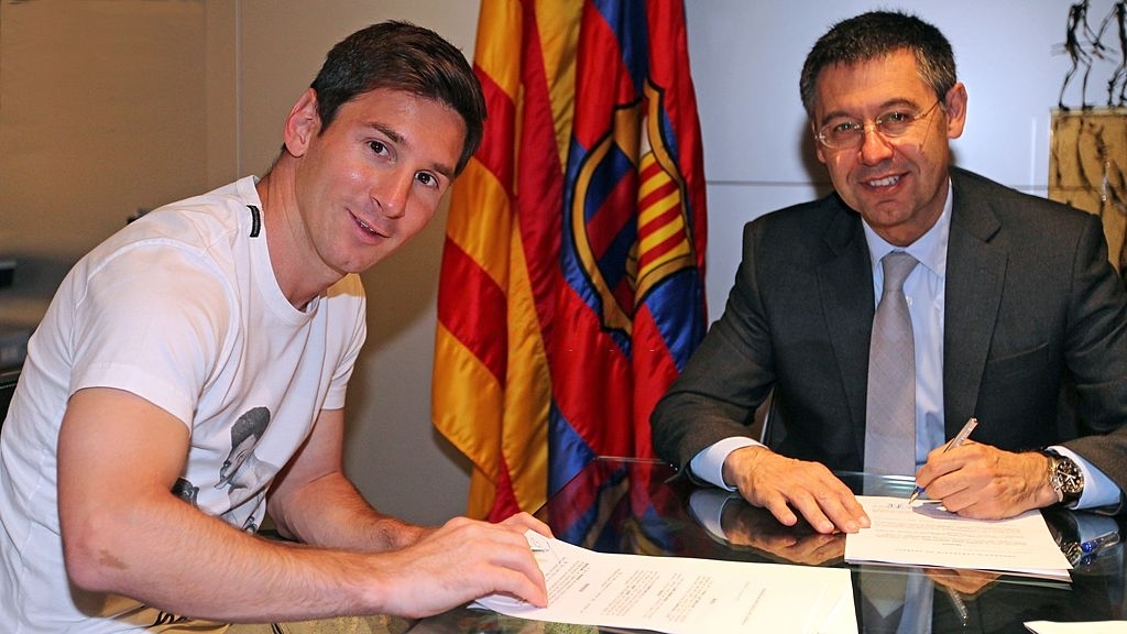 Leo Messi y Josep María Bartomeu durante una de las renovaciones del argentino.