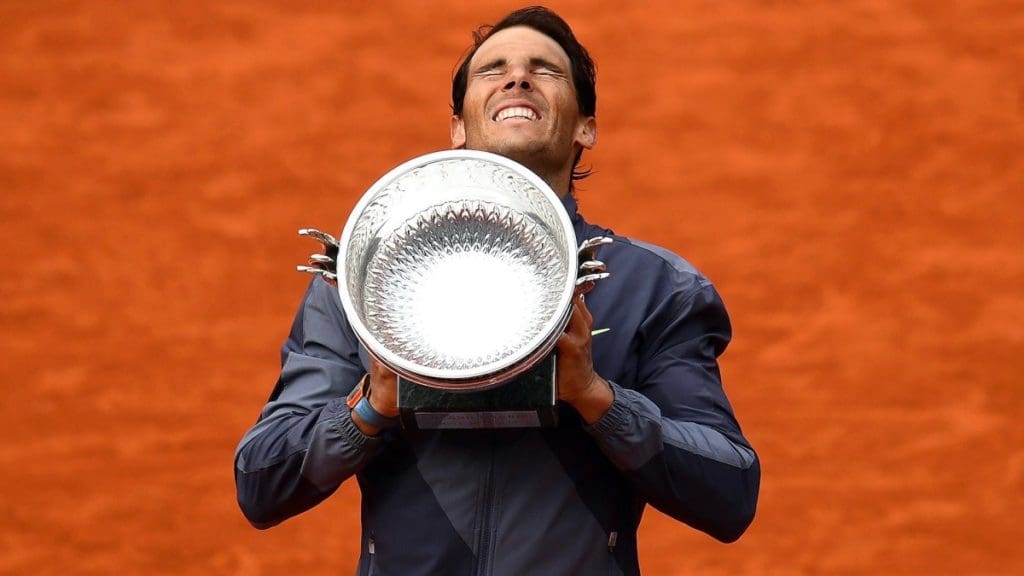 Rafael Nadal con su trofeo de Roland Garros