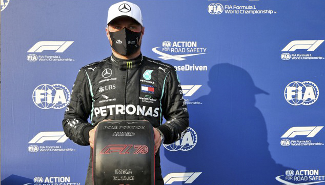 Valterri Bottas posando con el trofeo de Pole Position en Imola