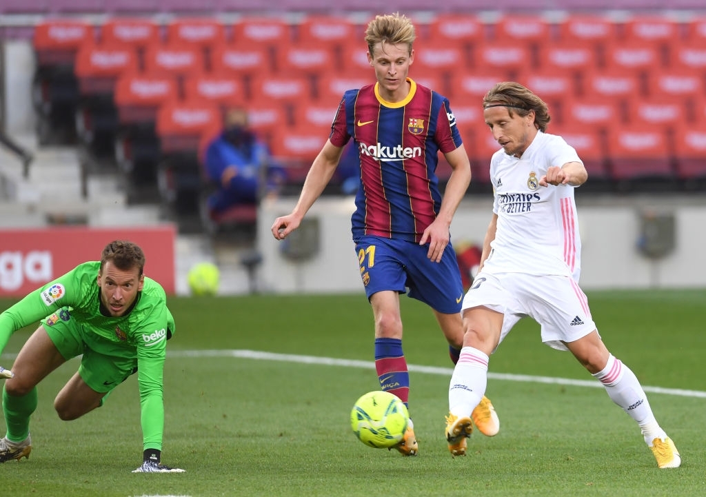 Luka Modric anotando el 3-1 del Real Madrid ante el Barcelona.