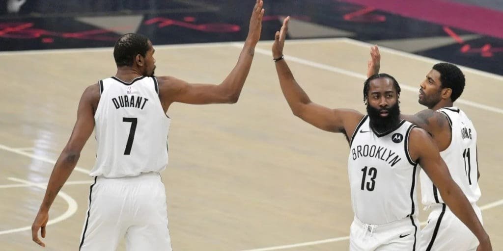 Durant, Harden e Irving ya disfrutan de minutos juntos