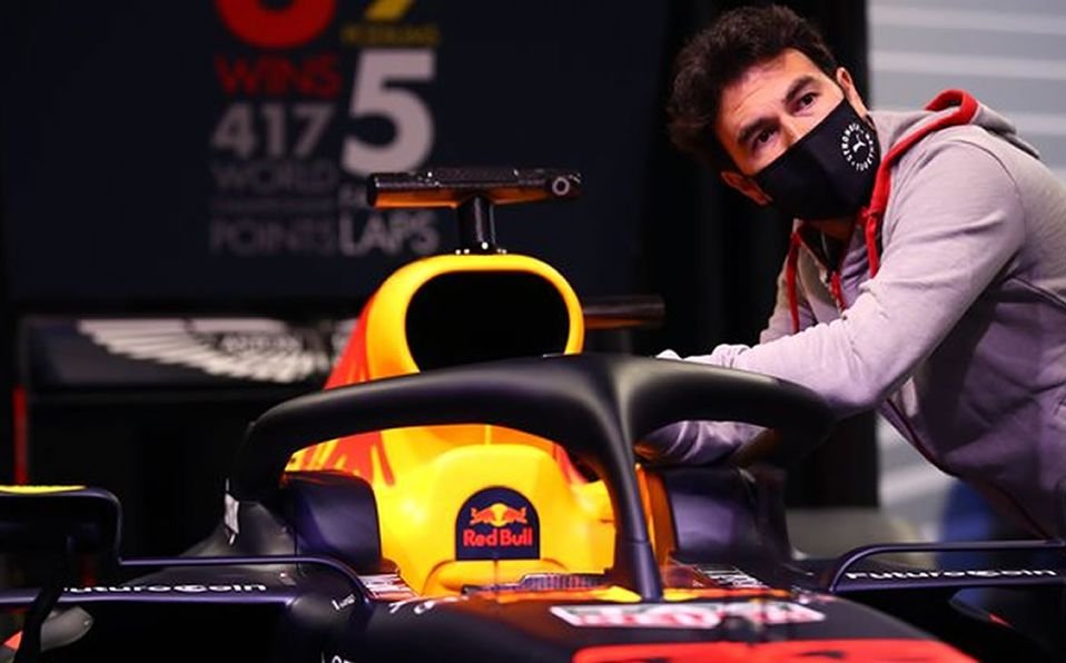 checo perez inspeccionando bolido red