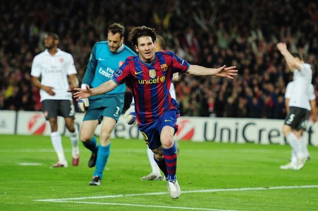Leo Messi festeja un gol contra Arsenal.