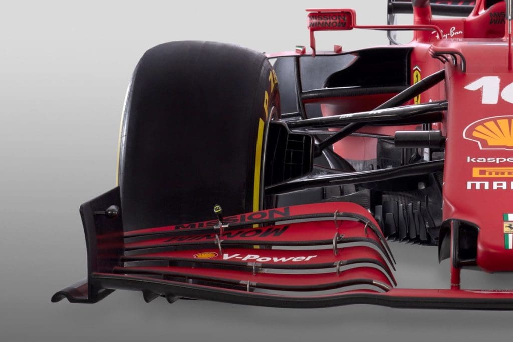 El SF21 de Ferrari y sus nuevos ductos en los frenos.