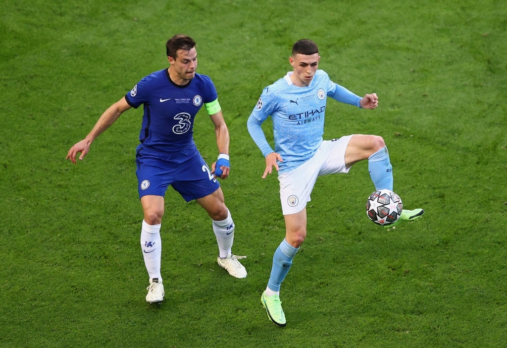 César Azpilicueta marcando a Phil Foden