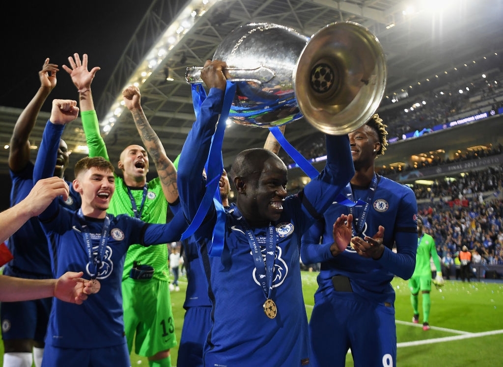 N'Golo Kanté levanta el trofeo de la Champions League. 