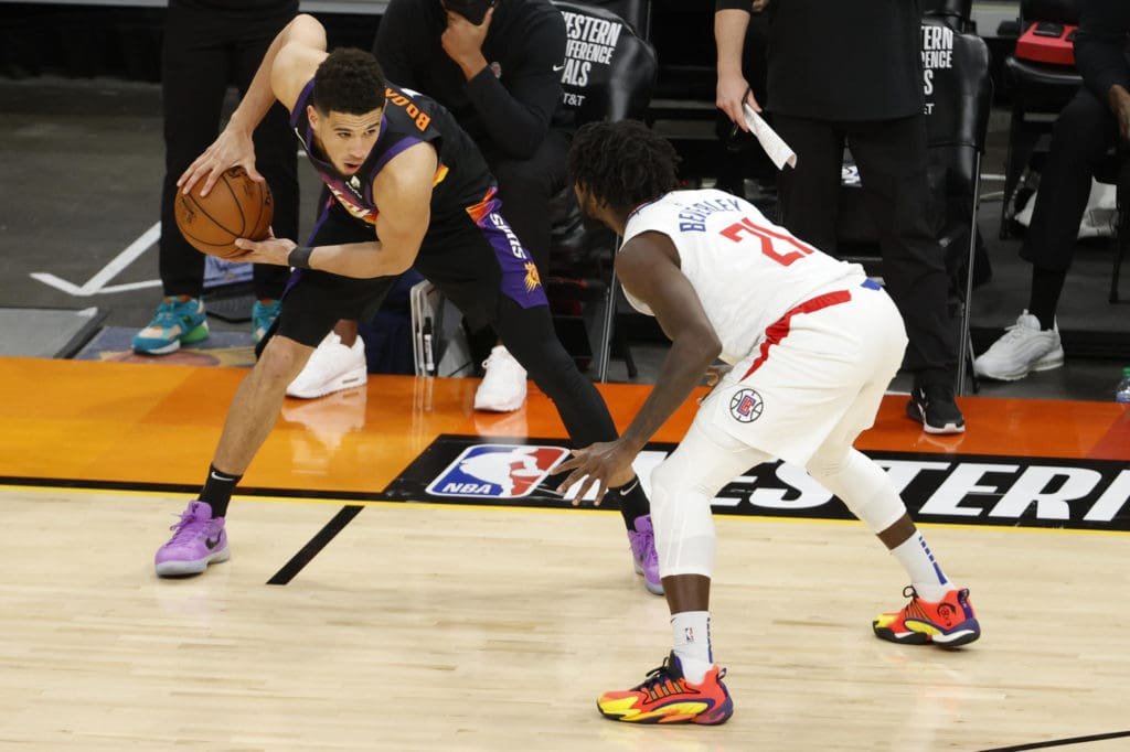 Devin Booker defendido por Patrick Beverley