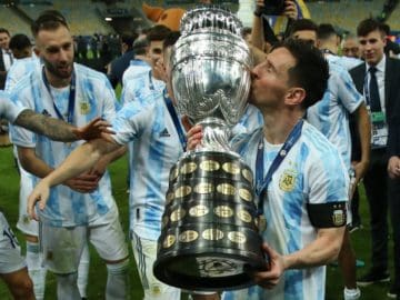 Leo Messi besando el trofeo de la Copa América, ganado por Argentina