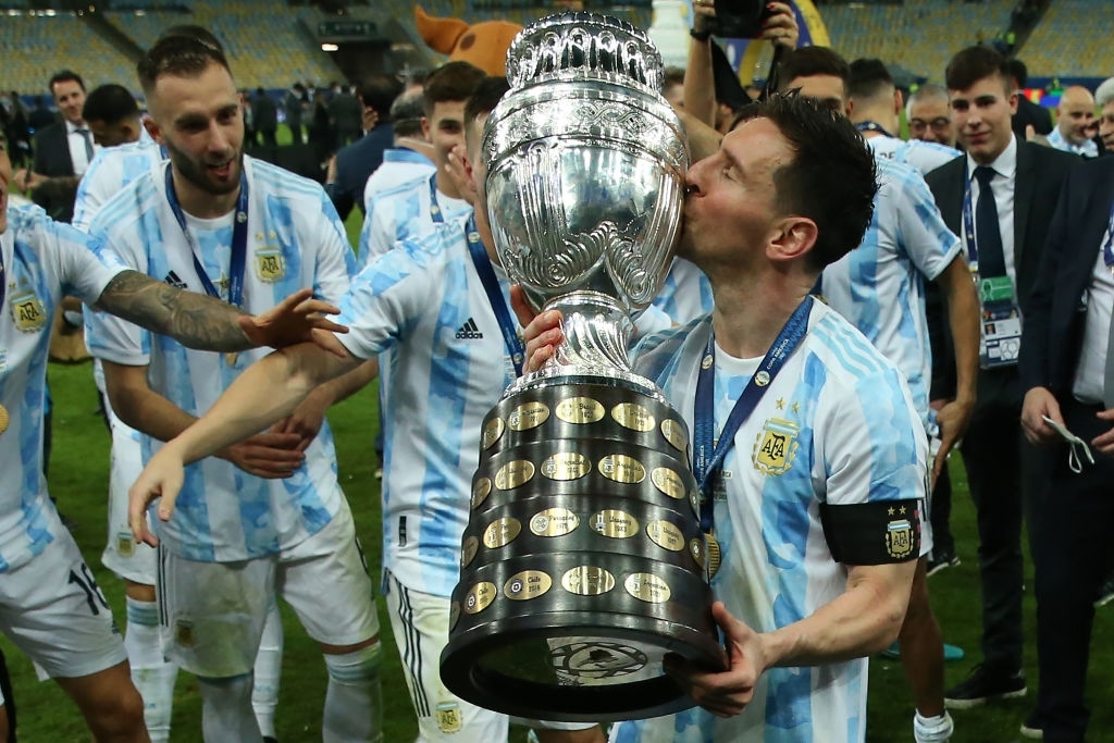 Leo Messi besando el trofeo de la Copa América, ganado por Argentina