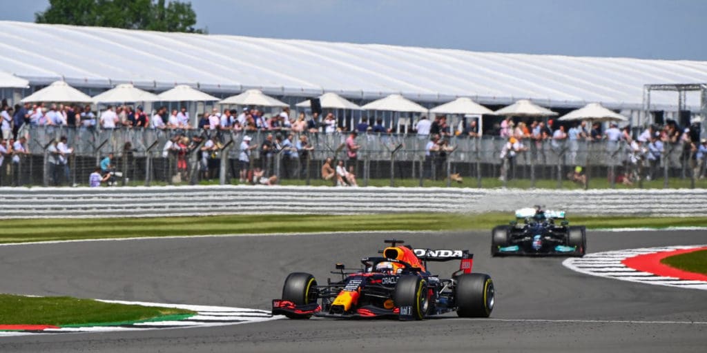 Max Verstappen y Lewis Hamilton en Silverstone