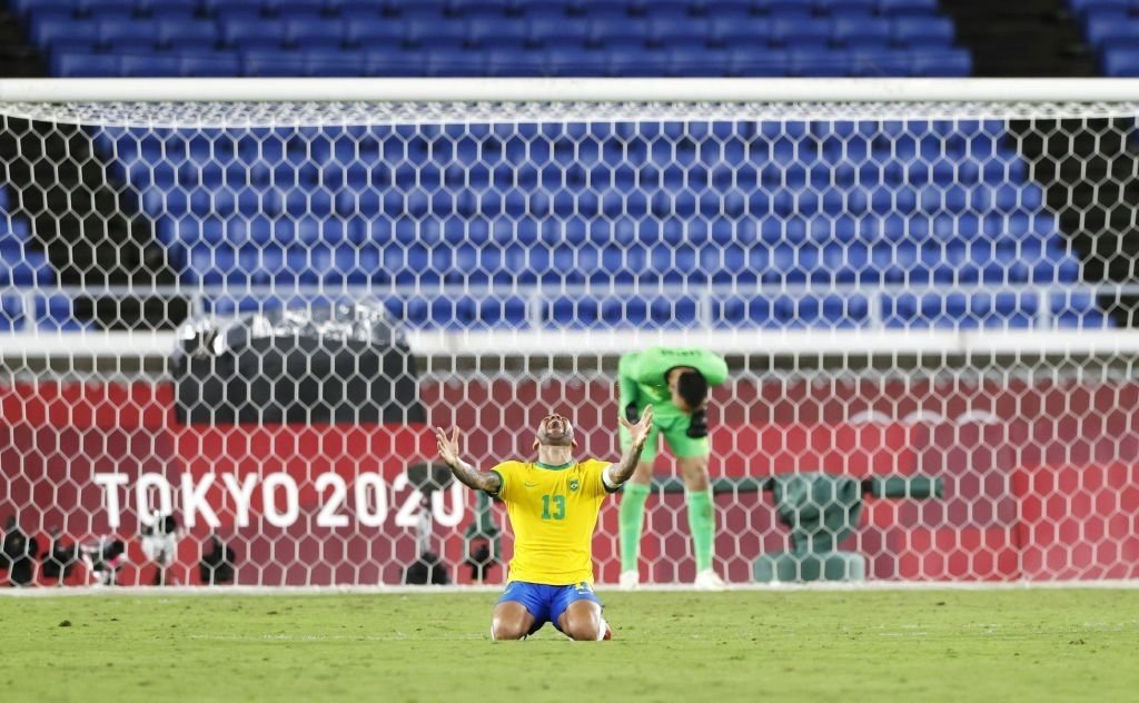 Dani Alves festeja luego del pitazo final