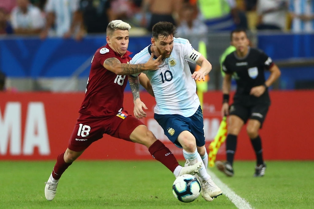 Yeferson Soteldo vs Leo Messi