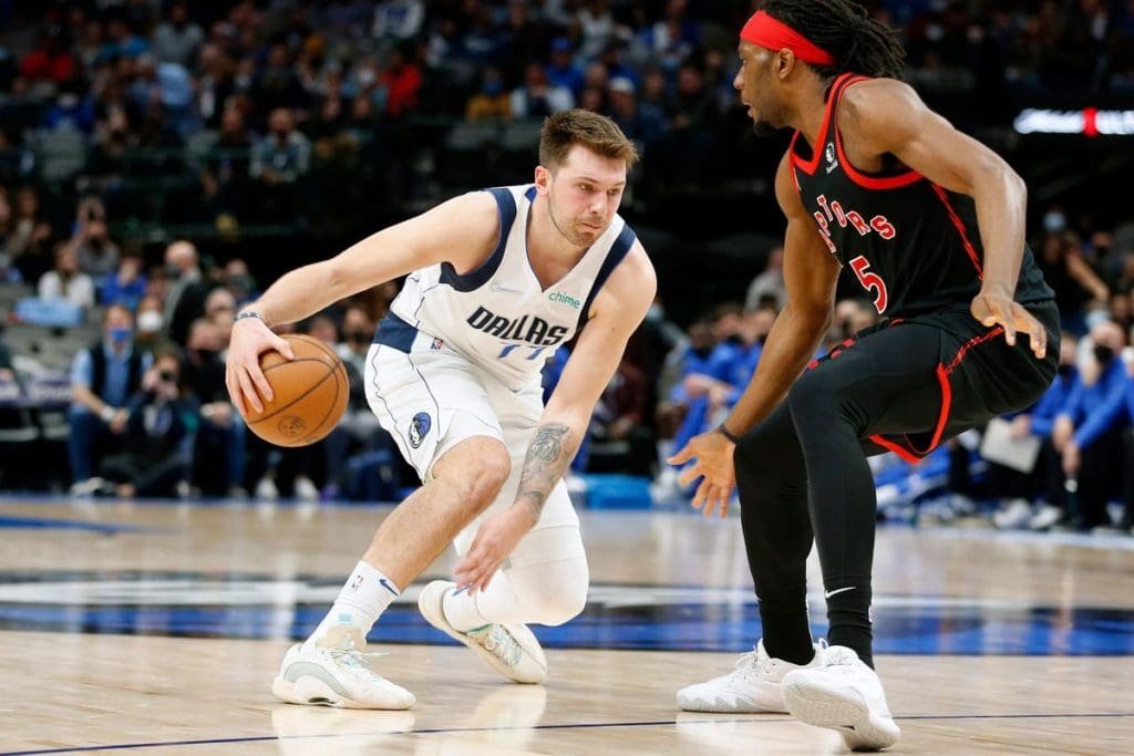 Los Mavericks suman su sexta seguida en casa tras vencer a Toronto 1 Mavericks