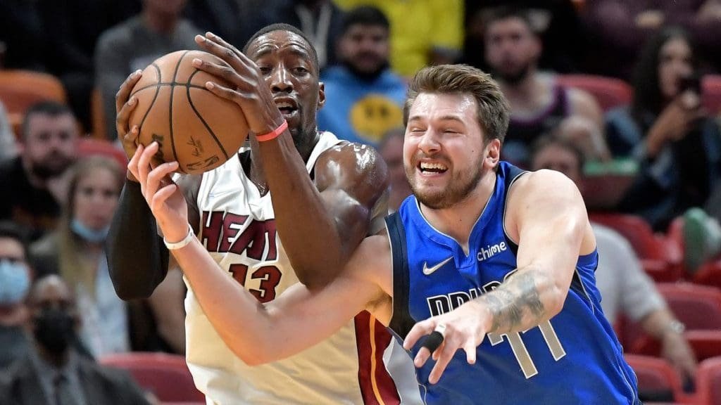 Los Dallas Mavericks asaltaron al Miami Heat 2 Luka Doncic y Bam Adebayo