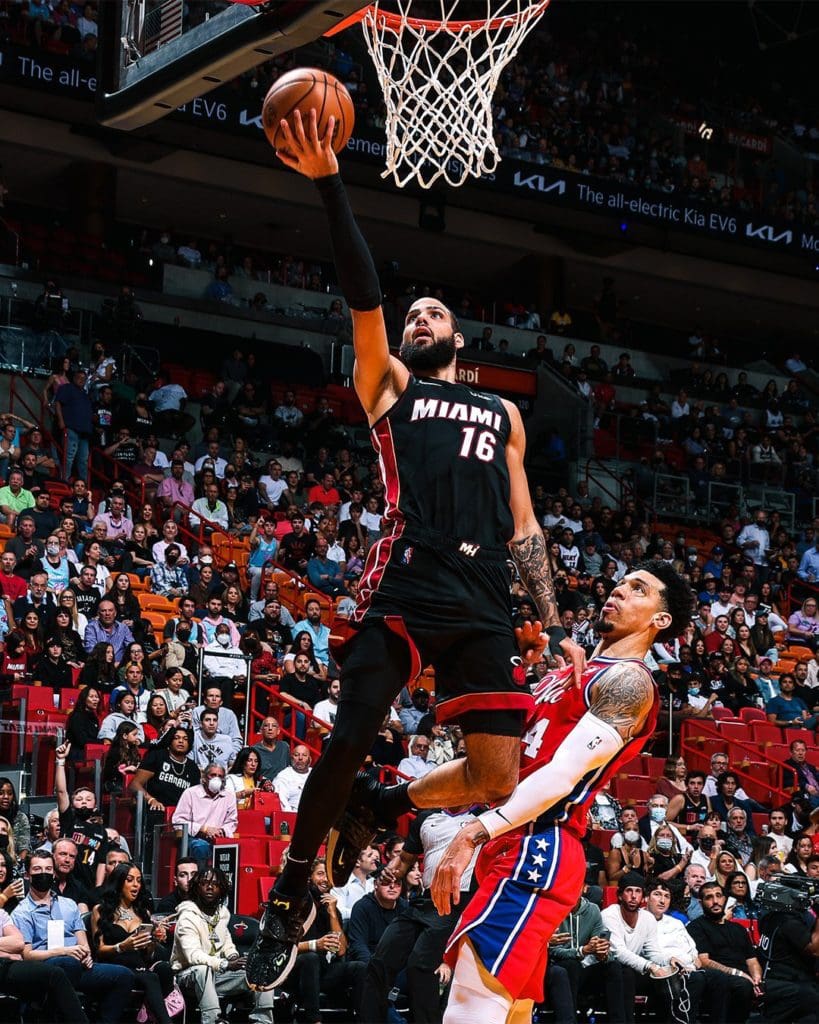 Caleb Martin le anotó 14 puntos a los Sixers desde la banca