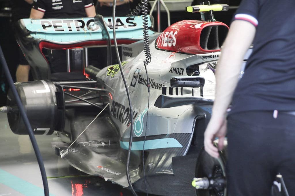 Aquí se aprecia la reducida entrada de aire lateral del W13. Foto: Motorsports images.