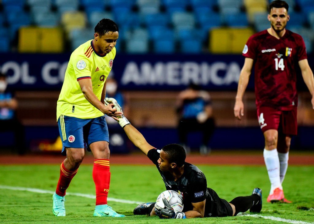 La Venezuela de Pékerman, ¿dejará a Colombia sin Mundial? 1 Luis Muriel contra Wuilker Faríñez en la Copa América 2020