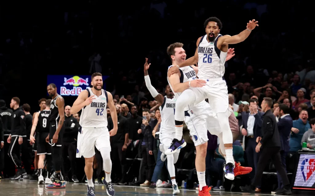 Spencer Dinwiddie nuevamente con el 'Game Winner' para Dallas Mavericks 4 dinwiddie