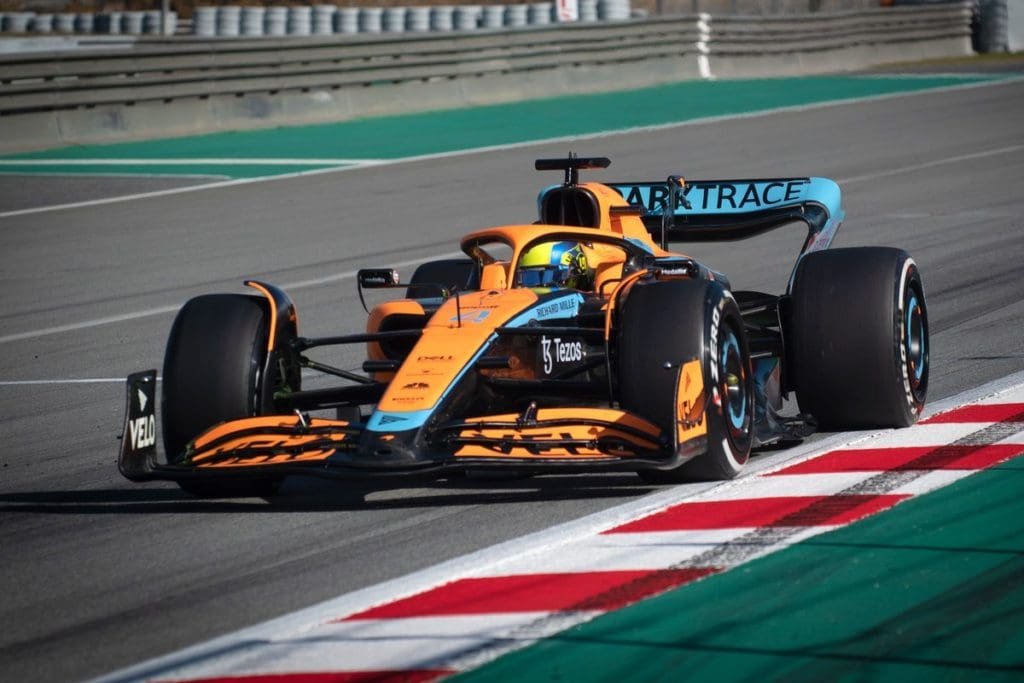 El MCL36 a punta de "fuerza bruta". Foto: Motorsports images.