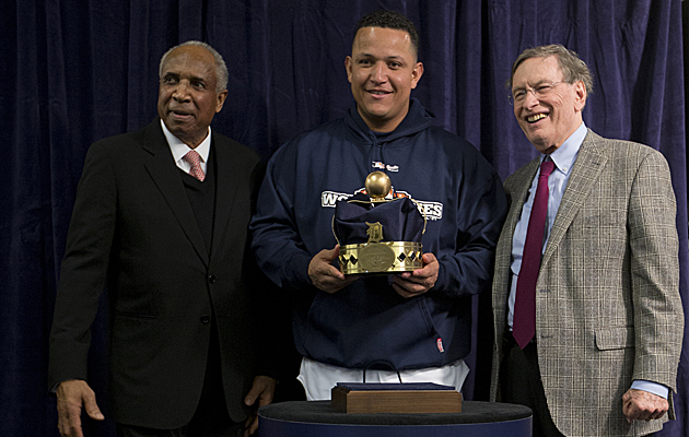 Miguel Cabrera recibe de Frank Robinson y Bud Selig un trofeo en honor a la Triple Corona 