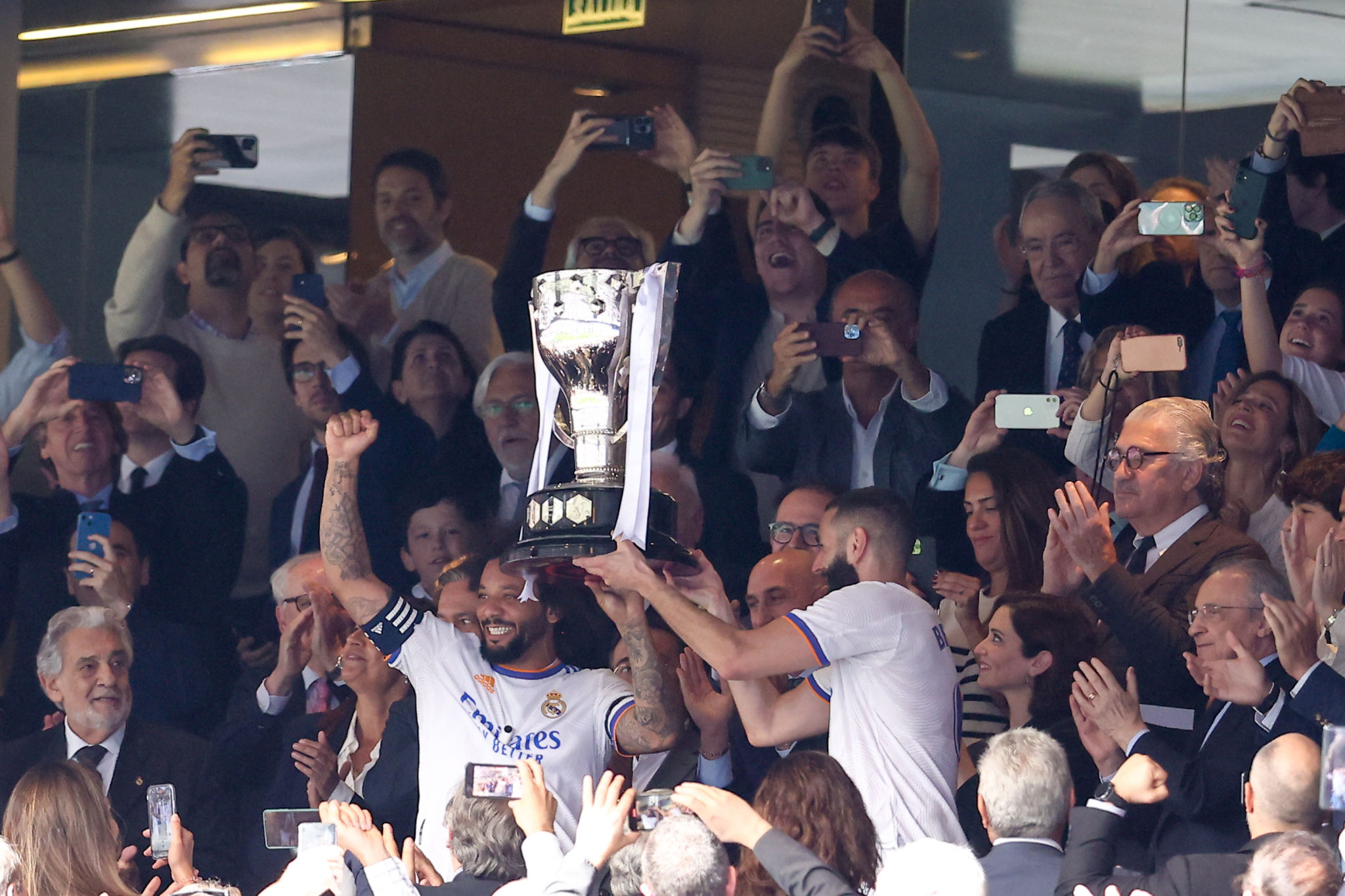 Marcelo y Benzema levantan el trofeo de La Liga, ganado por Real Madrid