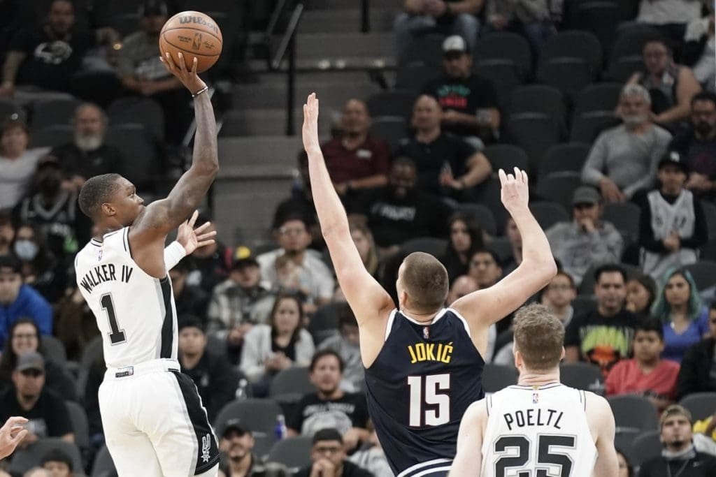 Los Spurs derrotaron a los Nuggets, y aseguraron su pase al Play In 9 usa today 17329168.0