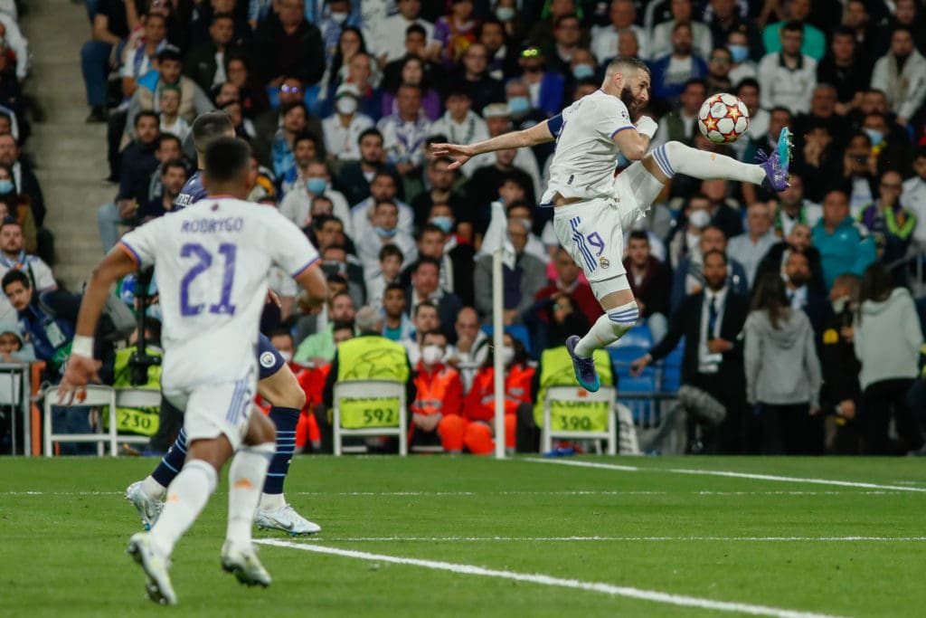 Benzema bajándole el balón a Rodrygo para el 1-0 ante Manchester City