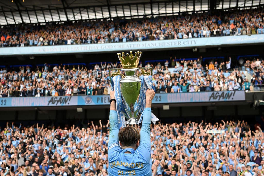 Jack Grealish muestra el trofeo de Premier a la fanaticada de Manchester City