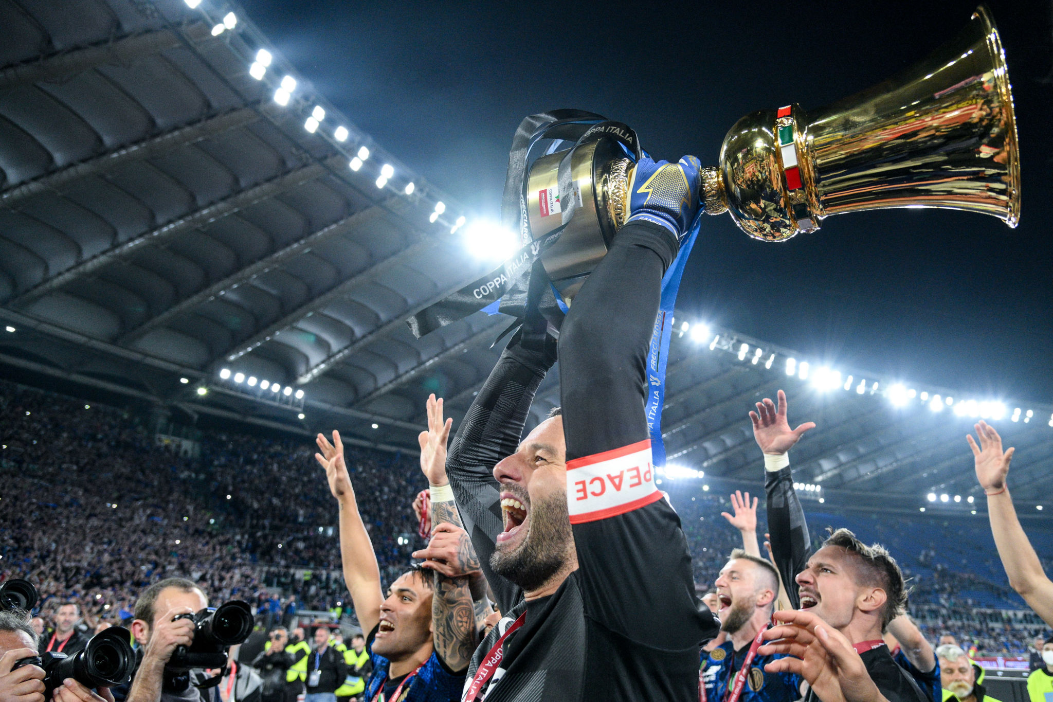Samir Handanovic levanta la Coppa Italia