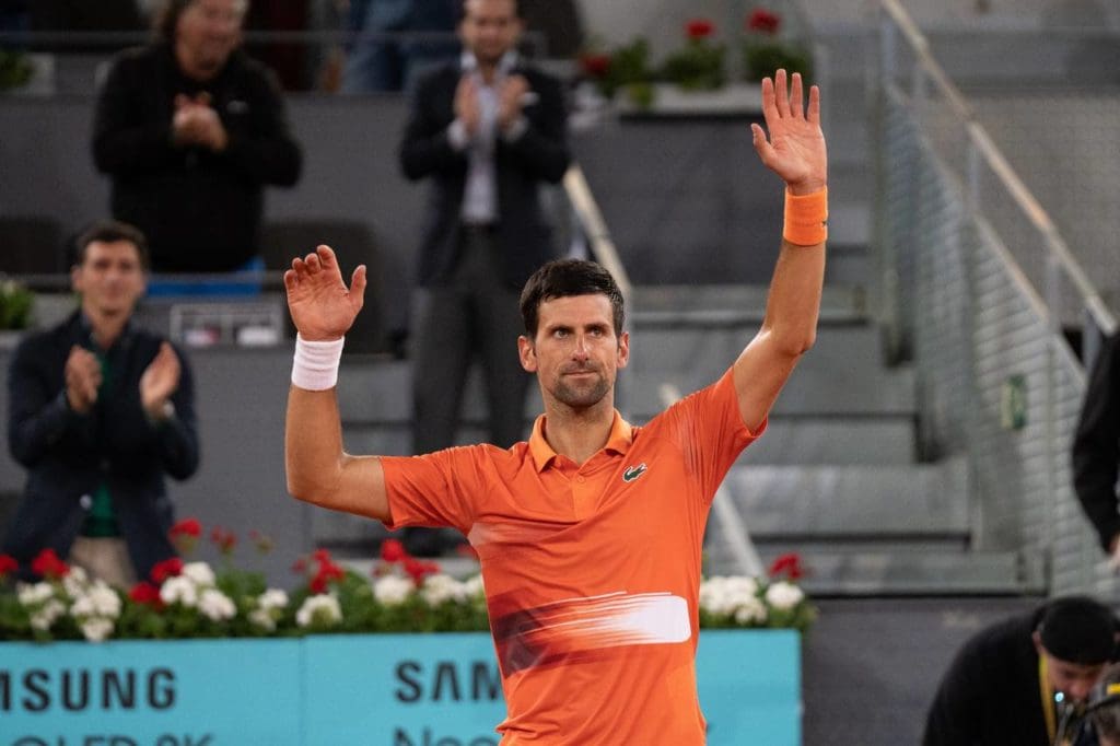 Djokovic saludando al público luego de su victoria contra Monfils.
