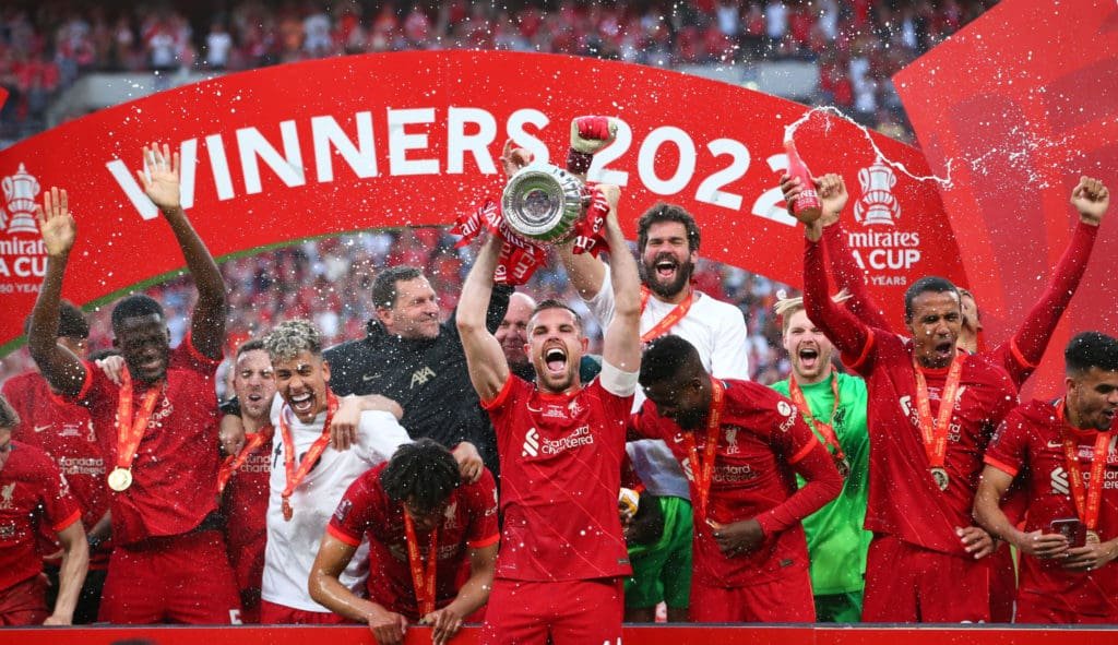 Liverpool se alza con la FA Cup y logra su segundo título del año 4 Jordan Henderson levanta la FA Cup como capitán del Liverpool