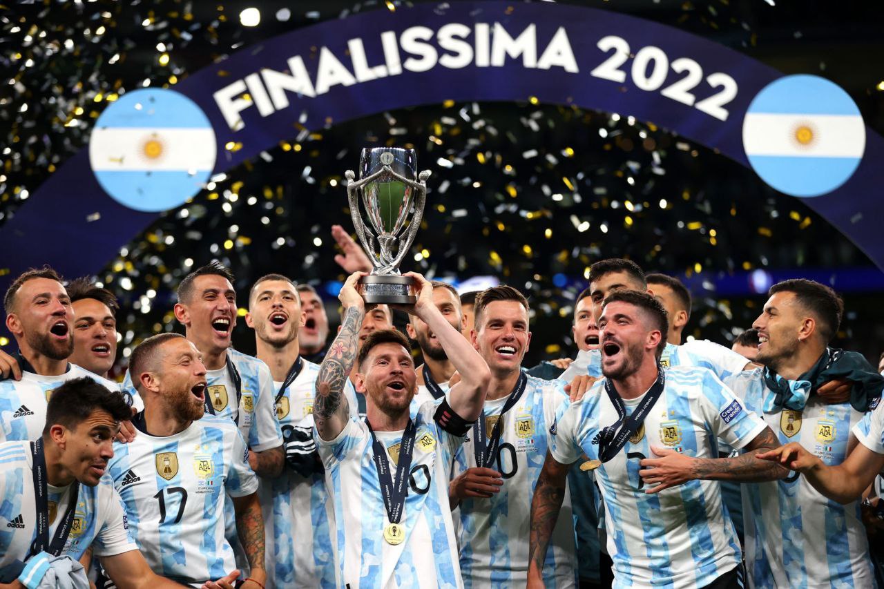Leo Messi levanta el trofeo de la Finalissima ganada por Argentina a Italia