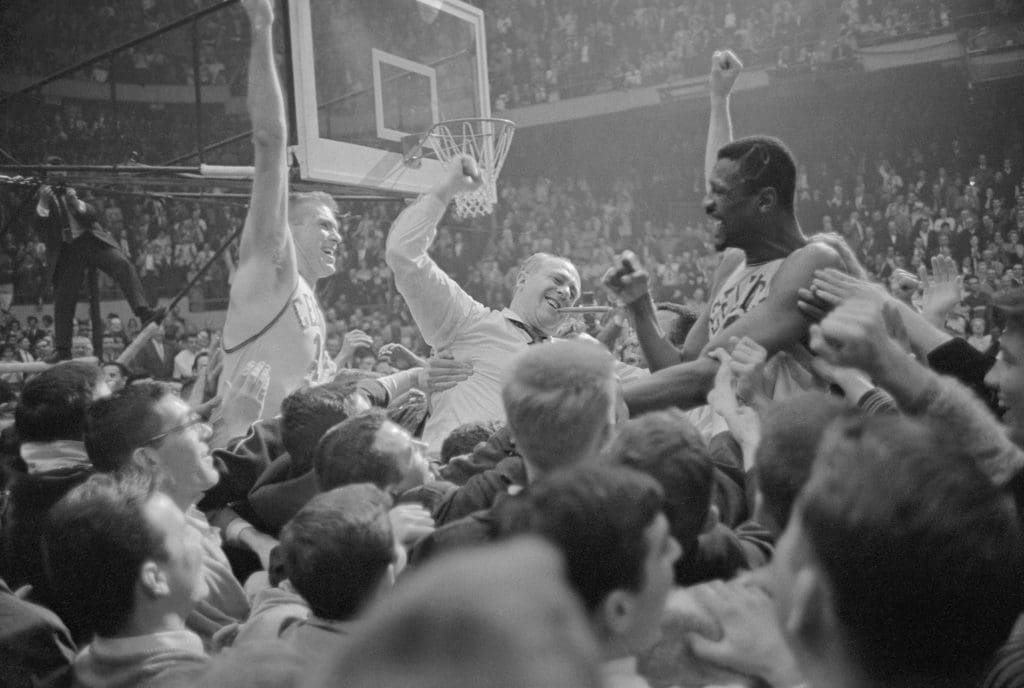 Bill Russell con Tommy Heinsohn y Red Auerbach