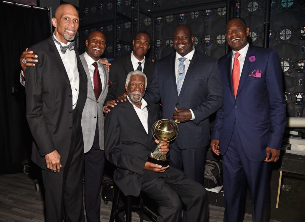 Bill Russell rodeado de otras leyendas de la NBA, como Kareem Abdul-Jabbar, Alonzo Mourning, David Robinson, Shaquille O'Neal y Dikembe Mutombo en 2017