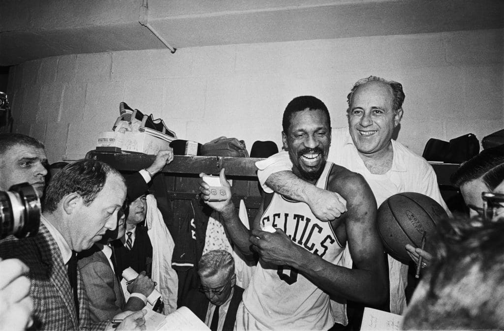 Bill Russell y Red Auerbach tras el octavo título en fila de los Celtics