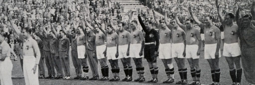 Jugadores italianos saludan al Duce con el brazo en alto, al estilo fascista, en el Mundial de 1934