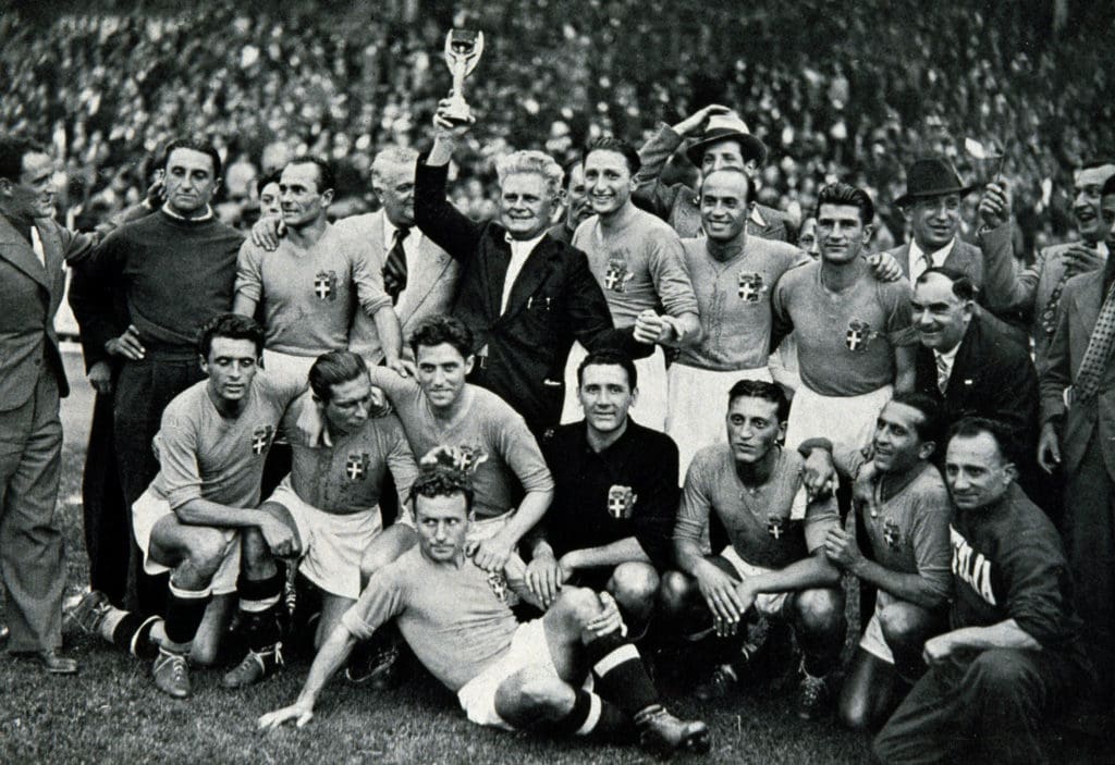 Italia en 1938. Con la copa, el técnico Vittorio Pozzo.