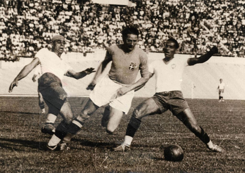 Silvio Piola entre dos jugadores brasileños en 1938