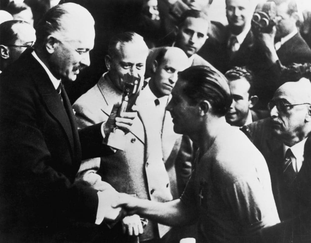 Giuseppe Meazza recibe el trofeo de 1938 de la mano de Jules Rimet