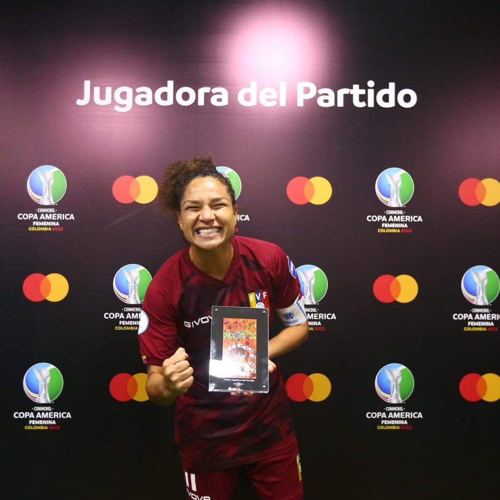 Oriana Altuve con el premio a la Jugadora del Partido