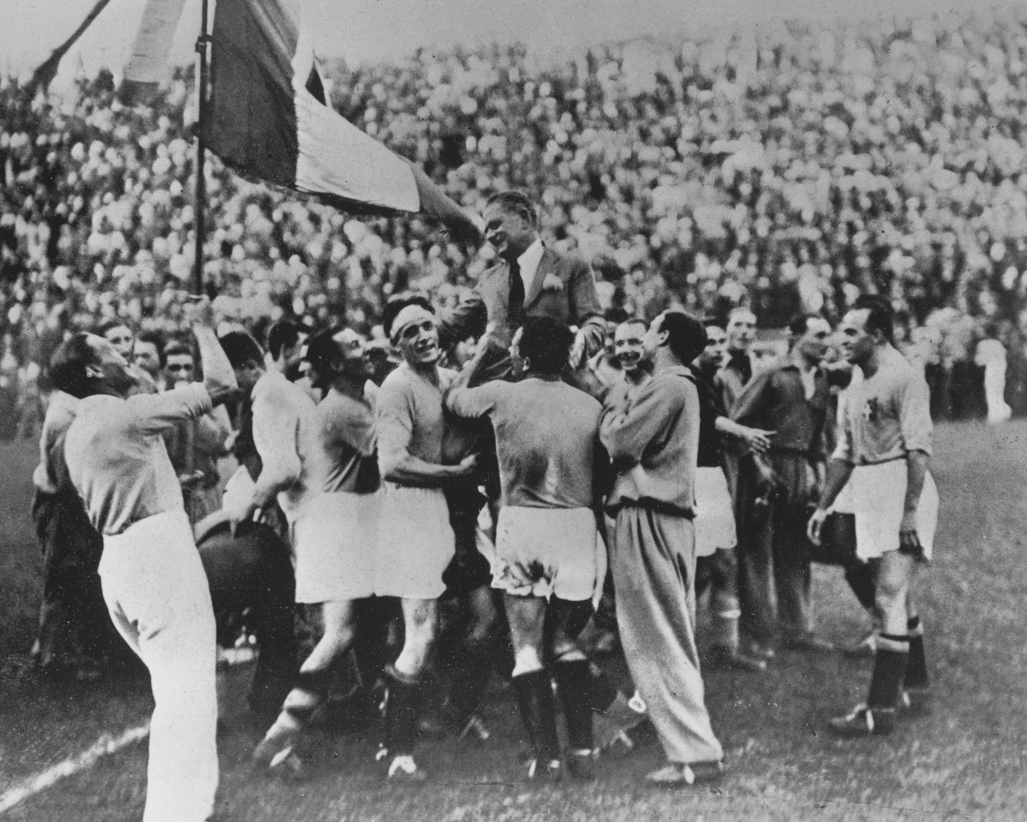 Italia festejando la final ganada a Checoslovaquia en el Mundial de 1934
