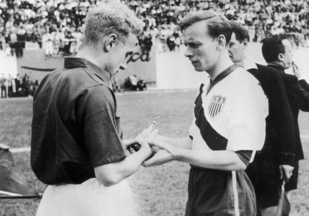 Los capitanes de Inglaterra y Estados Unidos, Billy Wright y Ed McIlvenny
