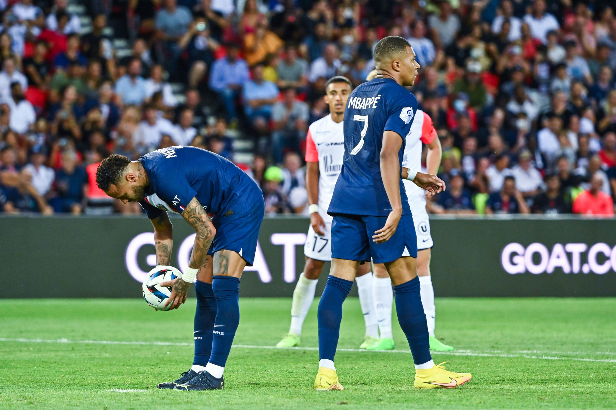 Neymar y Kylian Mbappé en el episodio del penal